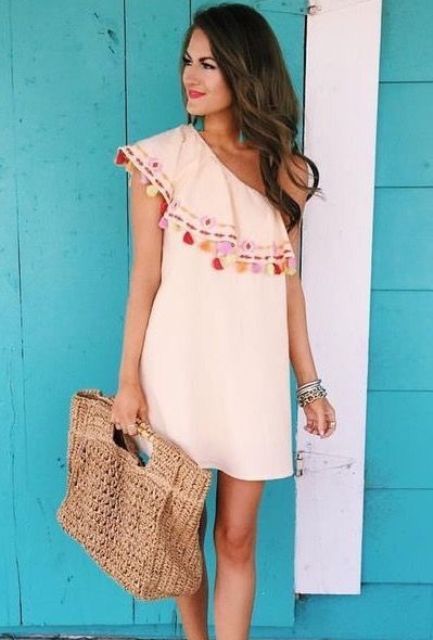 Look with one shoulder dress and unique bag