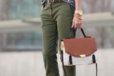 Office look with printed shirt, cargo trousers and pumps