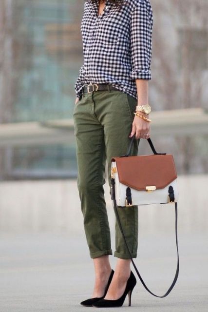 Office look with printed shirt, cargo trousers and pumps