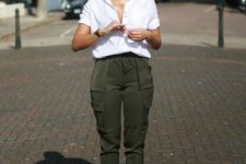 Outfit with cargo pants, white loose shirt and neutral pumps