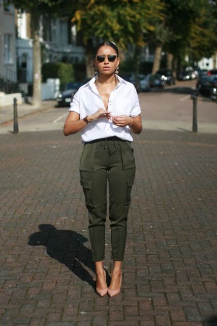 Outfit with cargo pants, white loose shirt and neutral pumps