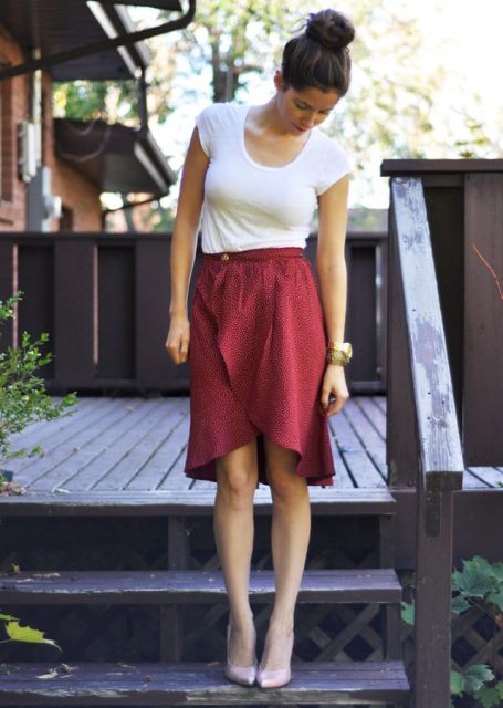 Simple but chic tulip skirt with pumps and white t-shirt