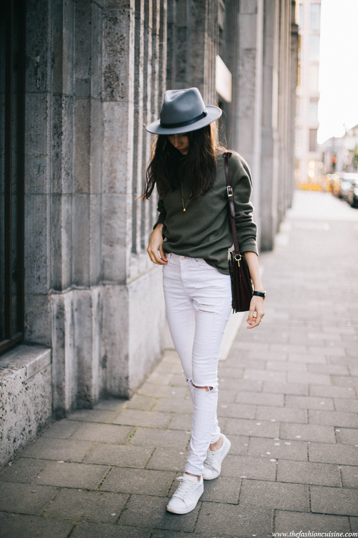 10 white ripped jeans, an olive green sweater and white sneakers
