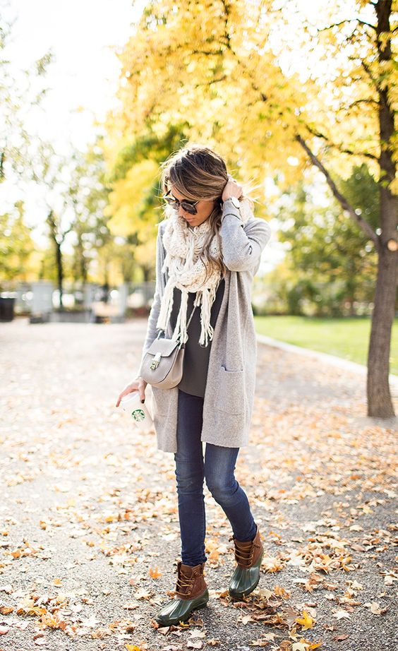 jeans, a light grey cardigan and a white fringe scarf