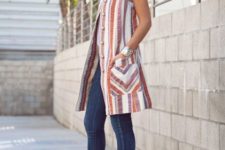 Printed long vest with jeans and pumps