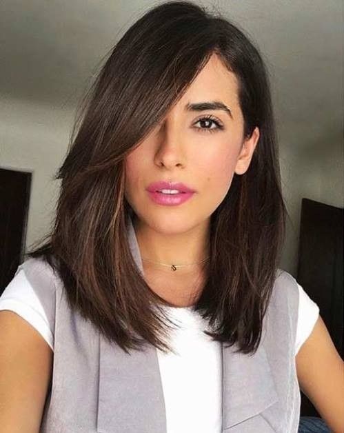 a long dark brown bob with side bangs and a bit of chestnut balayage is a stunning idea for a modern and fresh look, it inspires