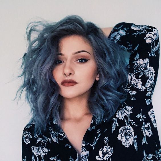 Short blue hair looks pretty and different at the same time