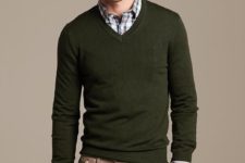 15 dark green pullover, a checked shirt and light brown trousers
