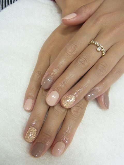 trendy short neutral nails with a glitter accent nail