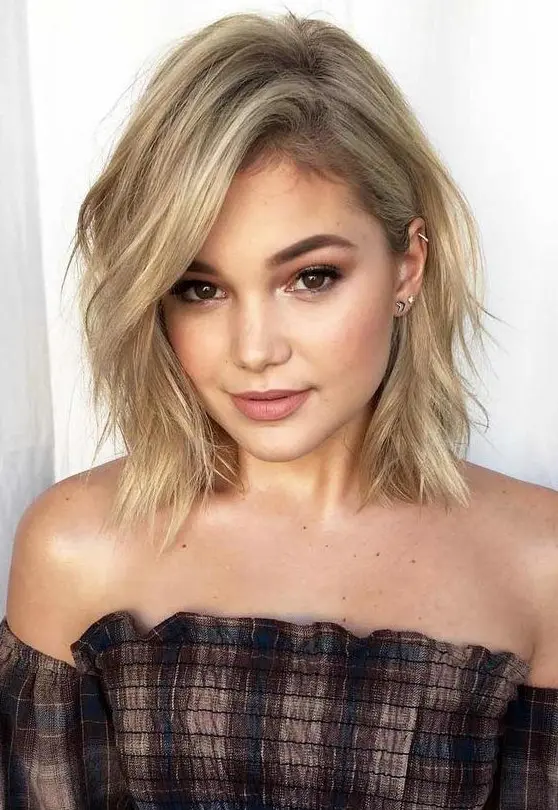 a blonde layered collarbone bob with a messy part and some waves is a catchy and cool idea