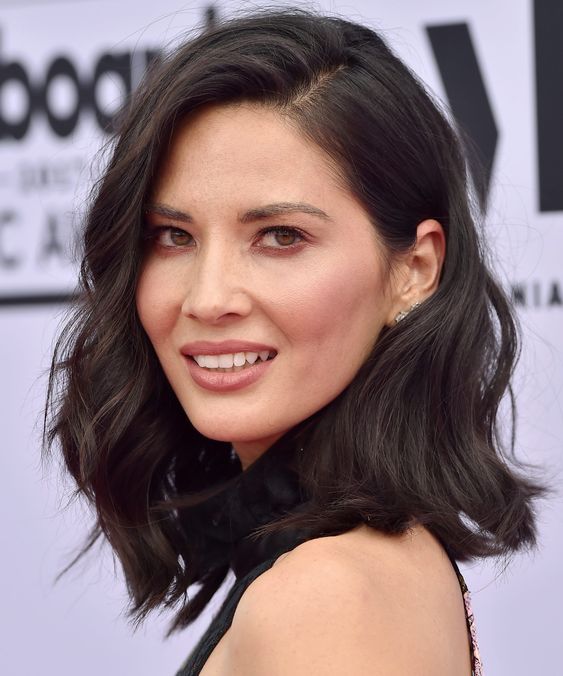 a dark messy wavy long bob with dimension is a catchy and a stylish idea for a modern and chic look