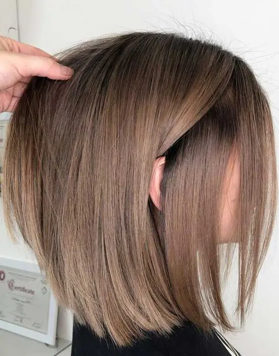 a lovely light brunette long bob with bronde highlights, lighter and darker ones, is a cool idea for a modern and fresh look