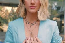 a pretty blonde collarbone bob with a darker root, messy waves is a cool and chic idea that is effortless