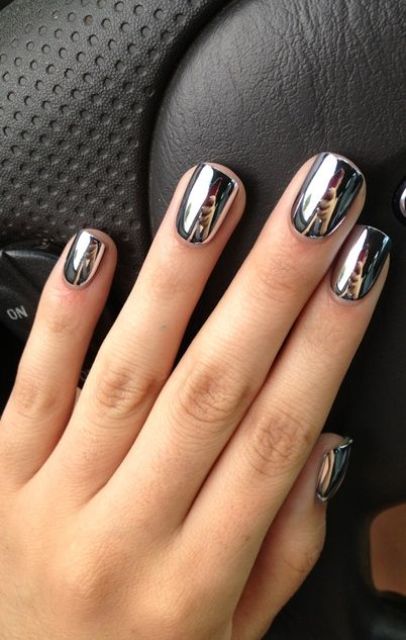 mirror manicure looks great with any outfit
