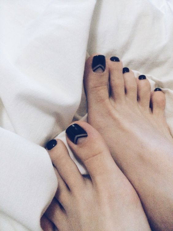 graphic chevron toe nails