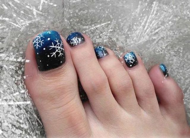 ombre navy toe nails with snowflakes