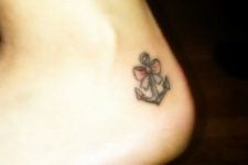 Anchor with bow on the heel
