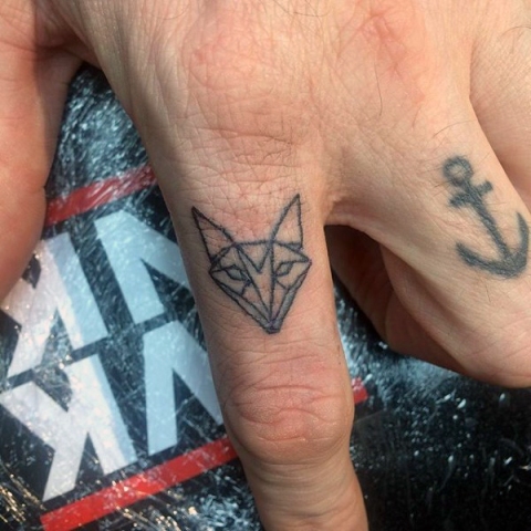 Kleine tattoos männer finger