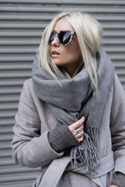Cozy outfit to get to work during cold days with gray sweater, light gray belted coat and pants
