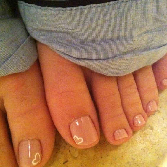 neutral toe nails with a white contour heart