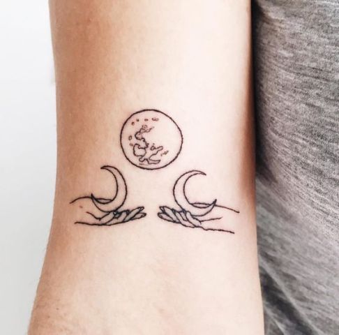 Black-contour moon tattoo