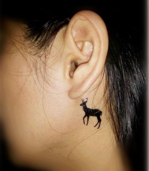 Negro ciervo tatuaje idea detrás de la oreja