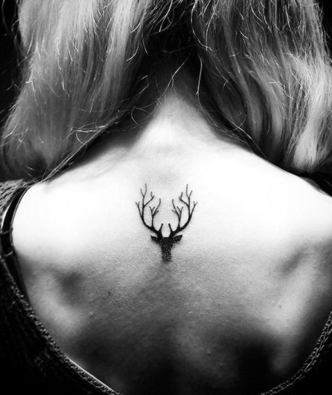 Schwarzes Tattoo auf dem Rücken