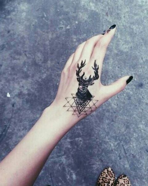 Nero tatuaggio sulla mano sinistra
