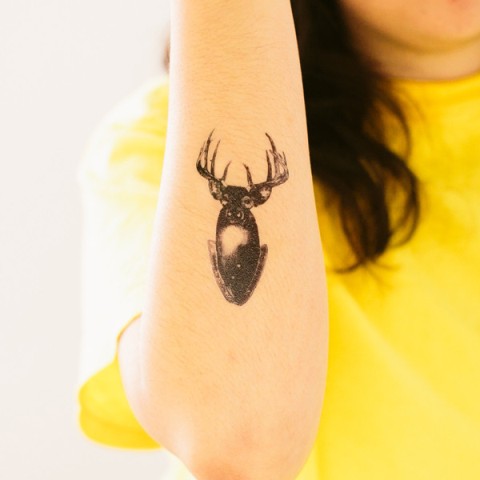 pomysł na tatuaż jelenia na ramieniu