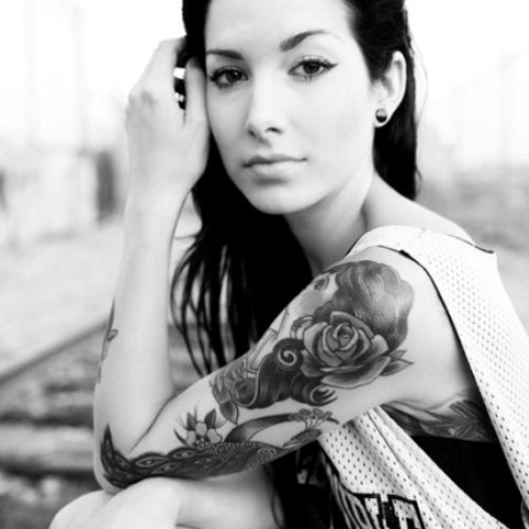 https://i.styleoholic.com/2017/01/Simple-woman-with-flowers-tattoo.jpg