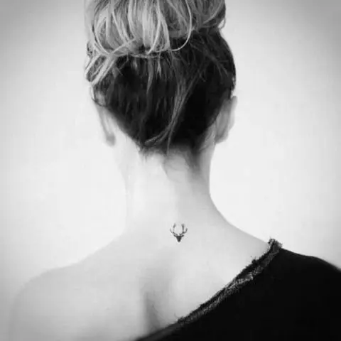 Tatuaje de venado pequeño en el cuello