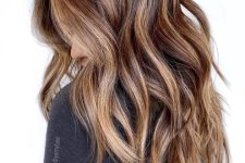 brown hair with blonde and caramel highlights – blend several shades of caramel to achieve a 3D effect