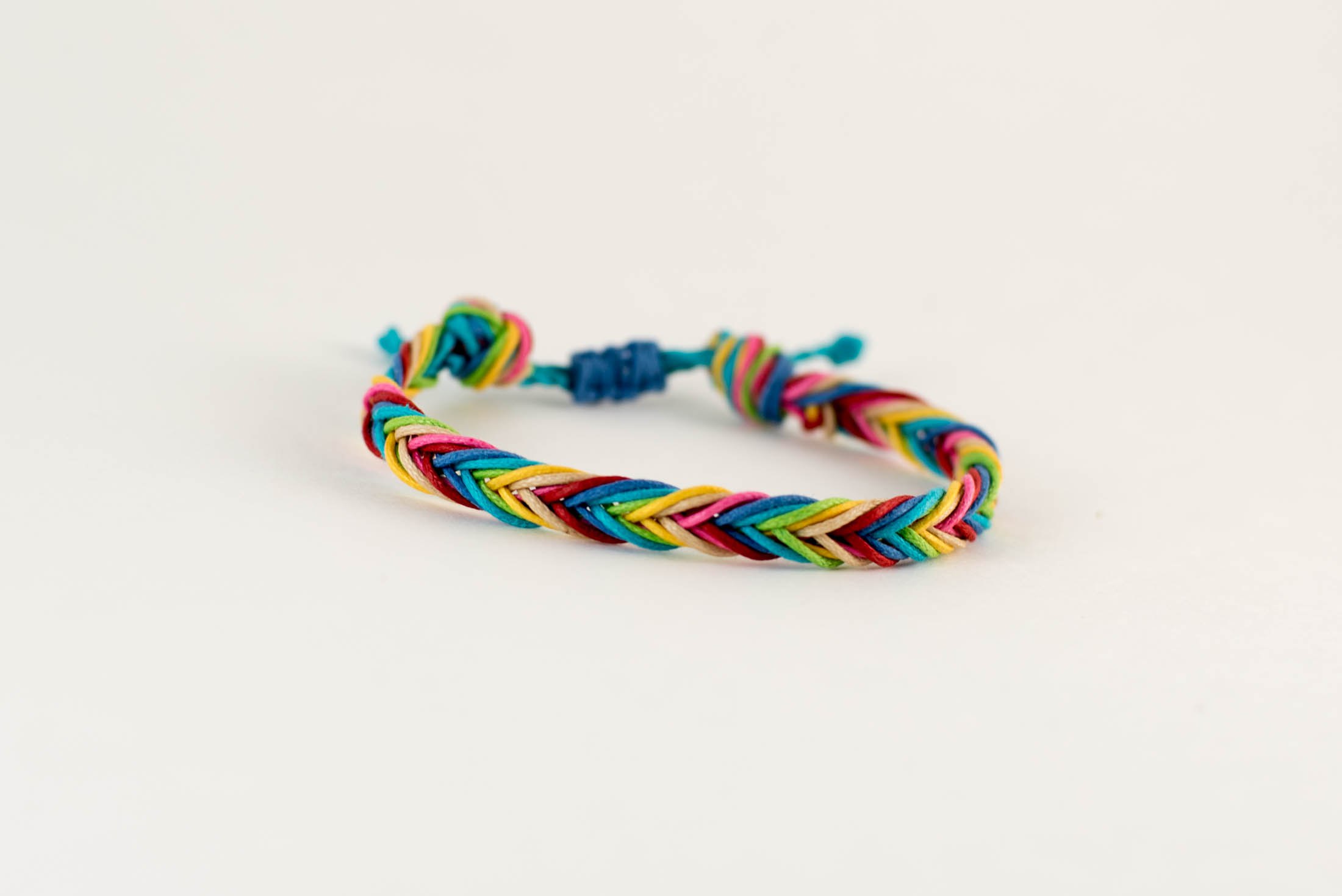 DIY fishtail braid macrame friendship bracelet (via likelybysea.com)