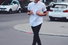 02 black jeans, a white shirt with short sleeves and black Converse