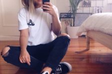 14 ripped jeans, a printed tee and black sneakers
