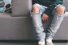 21 ripped denim, a green sweatshirt and checked Vans