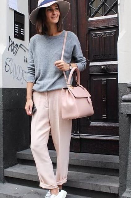 With gray pullover, wide brim hat, sneakers and light pink bag