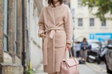 With hat, midi coat, sandals and light pink bag
