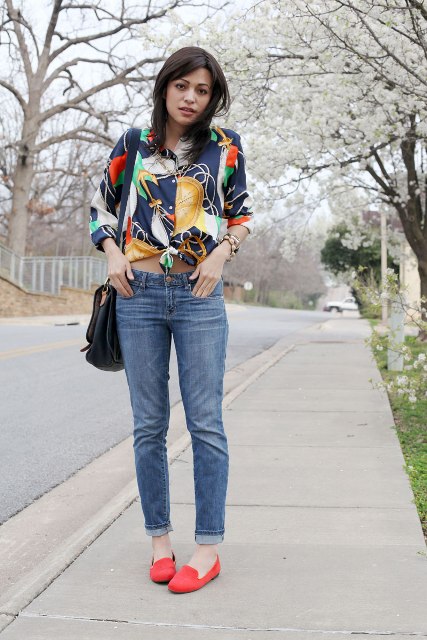 With printed shirt, cuffed jeans and black bag