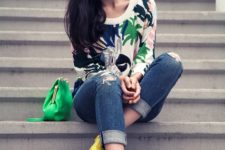 With printed sweatshirt, cuffed jeans and green bag