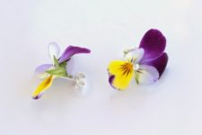 DIY fresh flower earrings