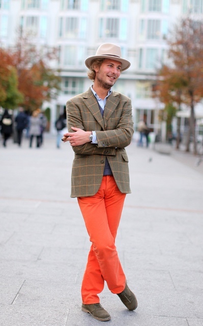 With printed blazer, beige hat and gray shoes