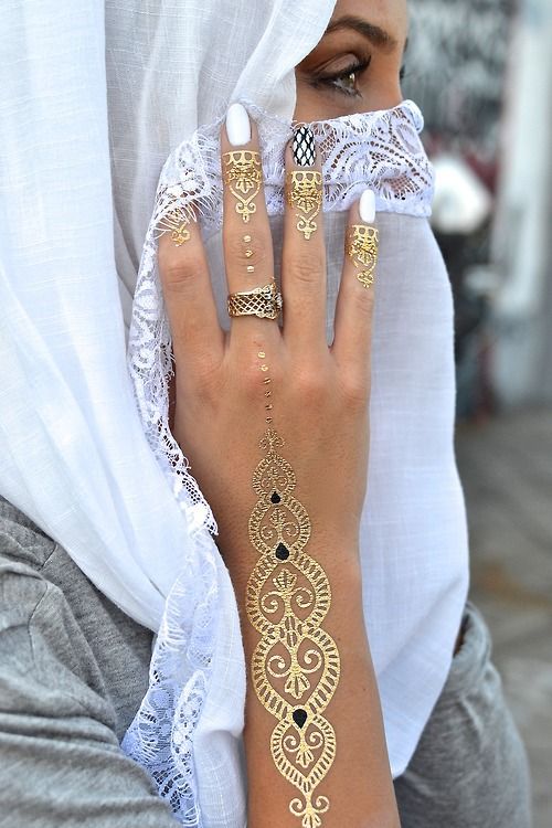 stunning gold pattern on the hand and arm, patterns on every finger