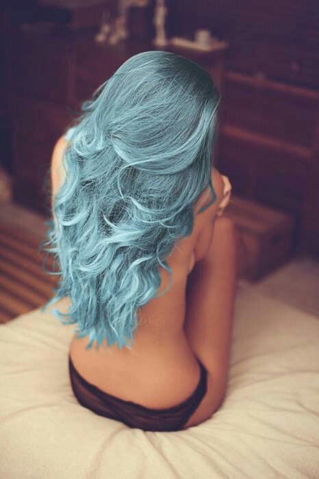 washed-out teal hair with light waves