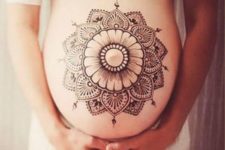 16 make your belly stand out with a giant henna mandala, also great for maternity photo shoots