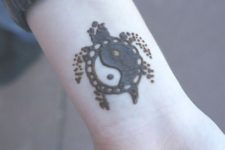 19 Yin and Yang turtle tattoo is an interesting and eye-catchy choice