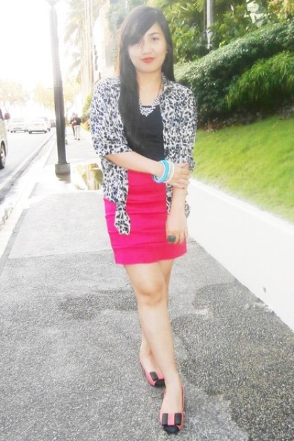 With black shirt, leopard blazer and black and pink shoes