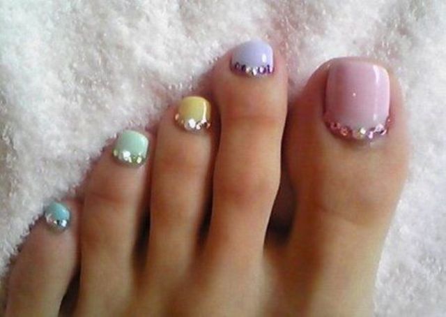 tender pastel toe nails with sparkling beads