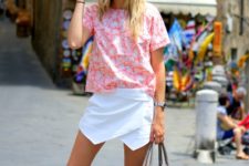 With floral shirt, wide brim hat, gray bag and espadrilles