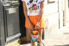 With printed t-shirt, sneakers and colorful mini backpack